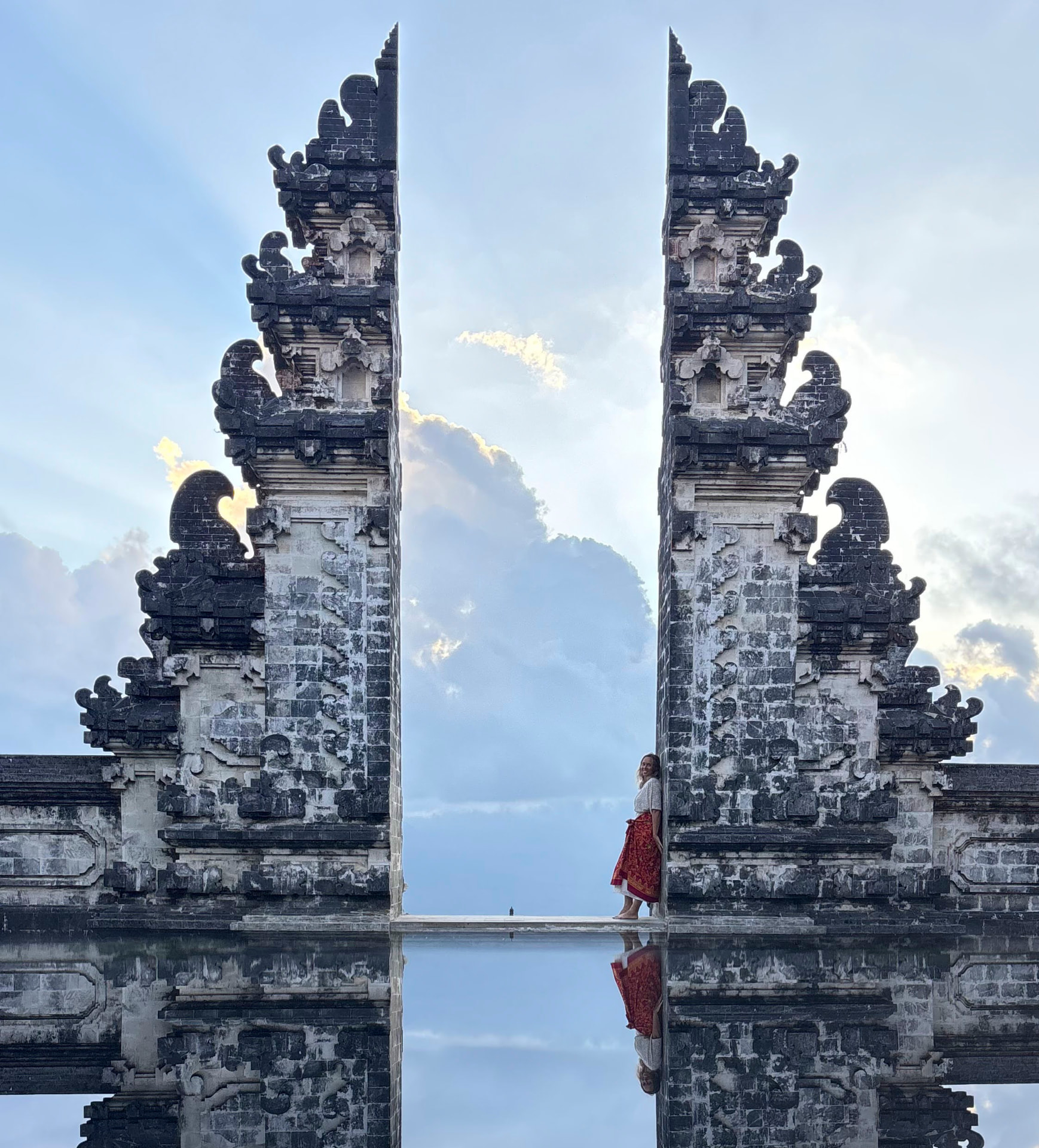 Portal de templo refletido na água
